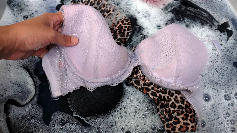 Jak często prać biustonosz i majtki? Fakty i mity o praniu bielizny